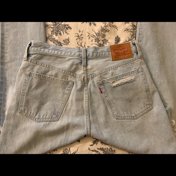 High wasted ripped faded wash Levi’s - Picture 2 of 5